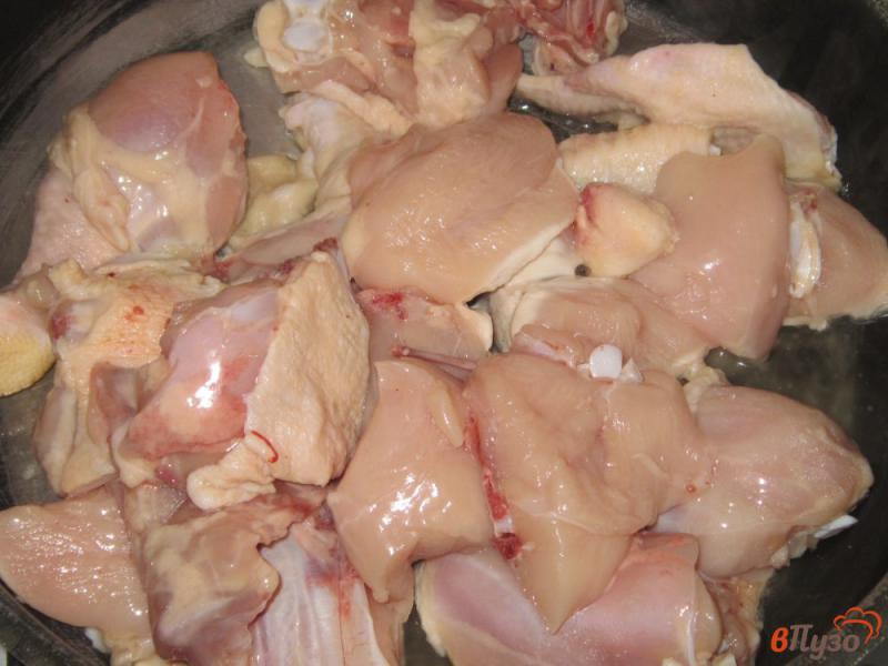 Фото приготовление рецепта: Курица жареная на сковороде в кетчупе и соевом соусе шаг №2