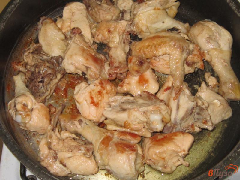Фото приготовление рецепта: Курица жареная на сковороде в кетчупе и соевом соусе шаг №3