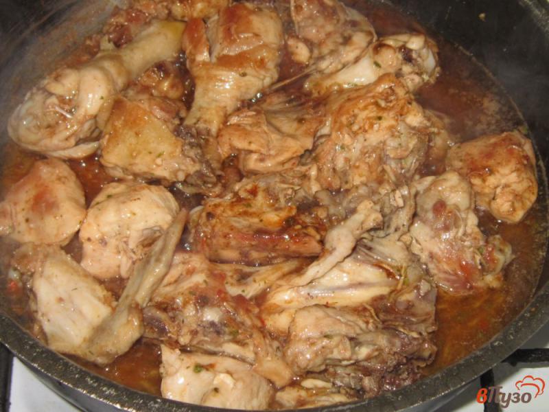 Фото приготовление рецепта: Курица жареная на сковороде в кетчупе и соевом соусе шаг №6