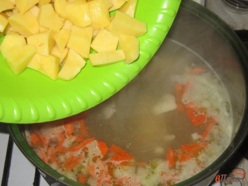 Фото приготовление рецепта: Куриный суп с грибным вкусом шаг №4