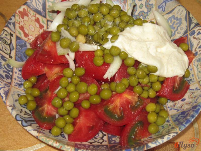 Фото приготовление рецепта: Помидорный салат с зеленым горошком шаг №3
