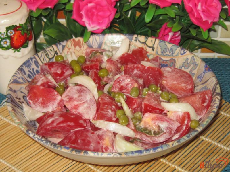 Фото приготовление рецепта: Помидорный салат с зеленым горошком шаг №4