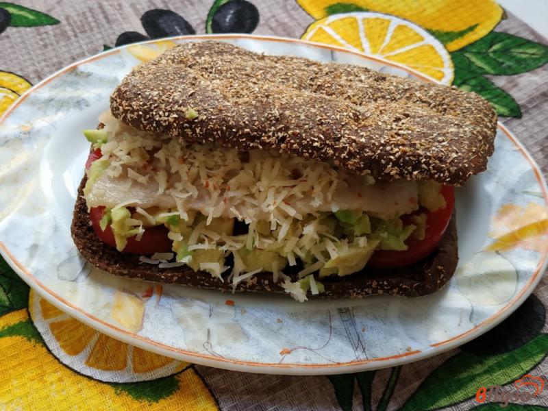 Фото приготовление рецепта: Сандвич с беконом и авокадо шаг №7
