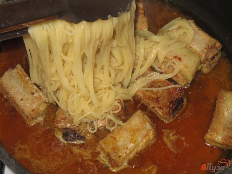 Фото приготовление рецепта: Спагетти со  свиными ребрышками шаг №4