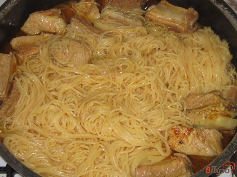 Фото приготовление рецепта: Спагетти со  свиными ребрышками шаг №5