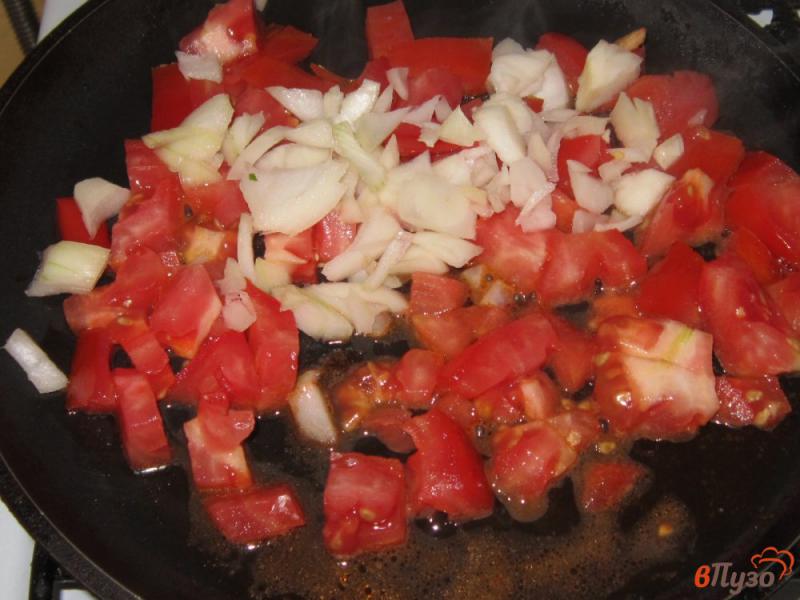 Фото приготовление рецепта: Гарнир из фунчозы с луком и помидорами шаг №2