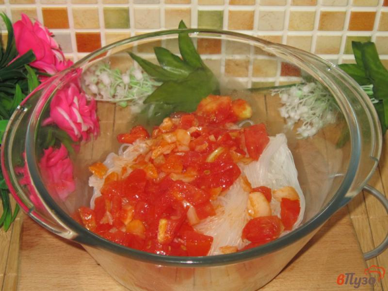 Фото приготовление рецепта: Гарнир из фунчозы с луком и помидорами шаг №4