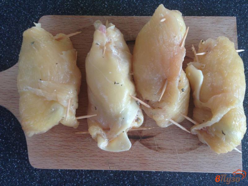 Фото приготовление рецепта: Куриные рулетики под ананасом шаг №8