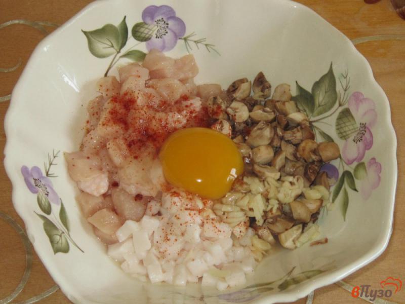 Фото приготовление рецепта: Домашние колбаски из куриной грудки с грибами шаг №2