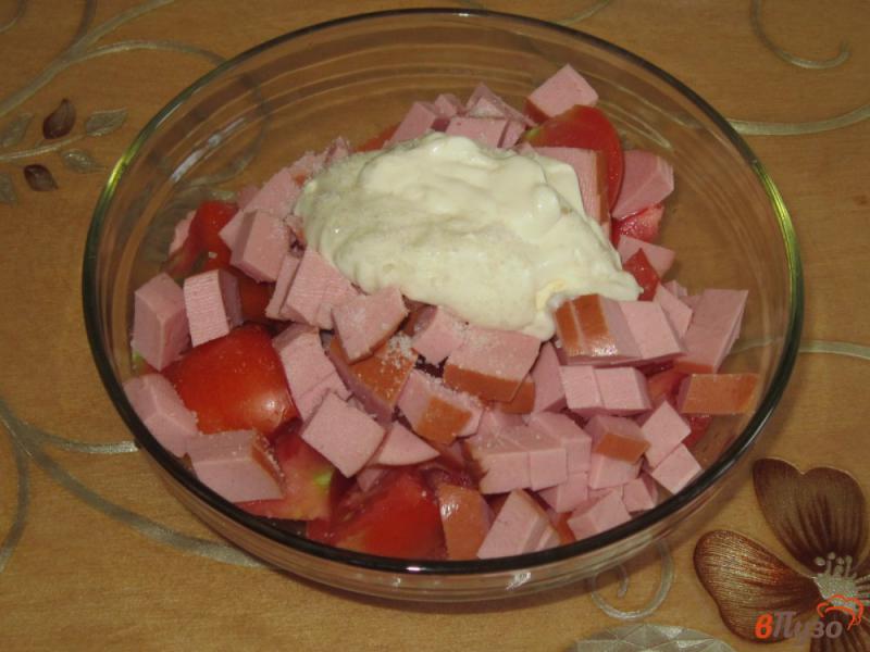 Фото приготовление рецепта: Салат из помидоров с вареной колбасой шаг №3