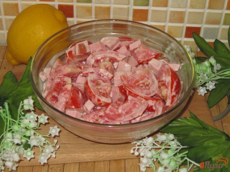 Фото приготовление рецепта: Салат из помидоров с вареной колбасой шаг №4