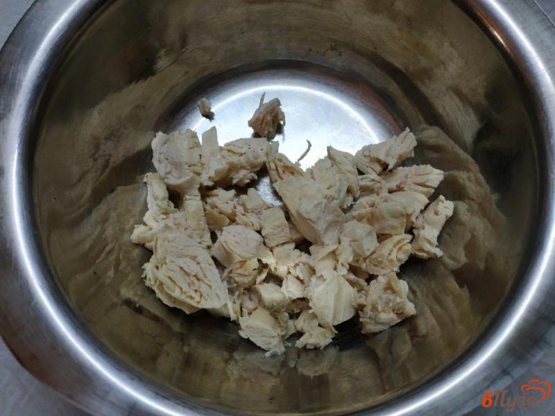 Фото приготовление рецепта: Салат с маринованными грибами и курицей шаг №1