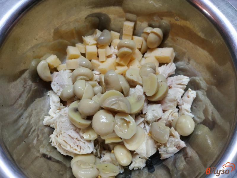 Фото приготовление рецепта: Салат с маринованными грибами и курицей шаг №3