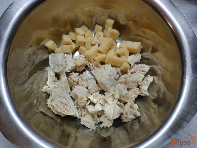 Фото приготовление рецепта: Салат с маринованными грибами и курицей шаг №2
