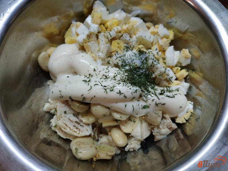 Фото приготовление рецепта: Салат с маринованными грибами и курицей шаг №5