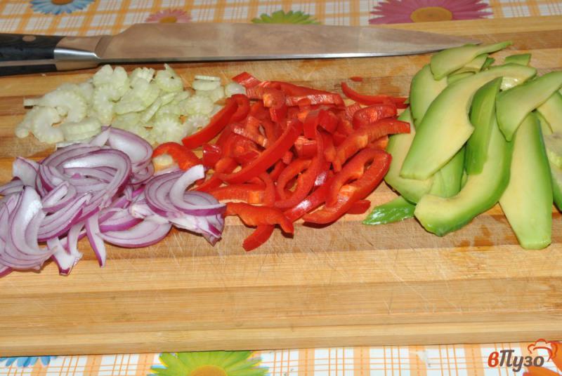 Фото приготовление рецепта: Салат из авокадо и брынзой шаг №1