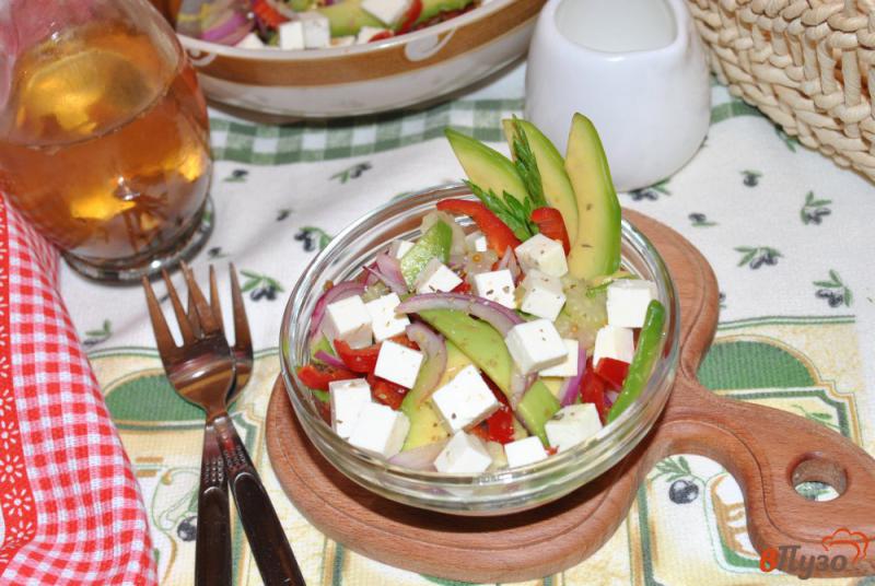 Фото приготовление рецепта: Салат из авокадо и брынзой шаг №5