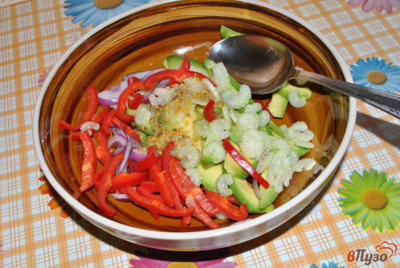 Фото приготовление рецепта: Салат из авокадо и брынзой шаг №4