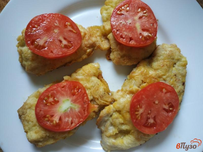 Фото приготовление рецепта: Куриные отбивные с помидорами и сыром шаг №6