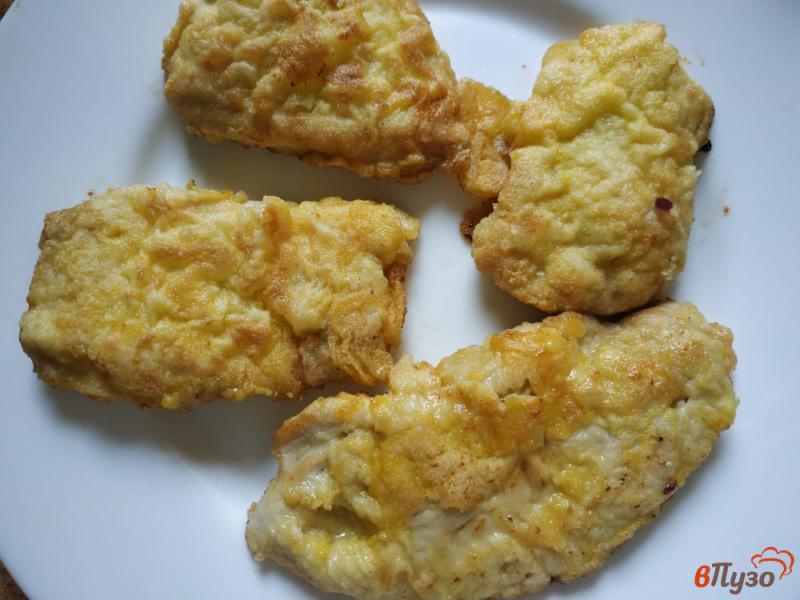 Фото приготовление рецепта: Куриные отбивные с помидорами и сыром шаг №5