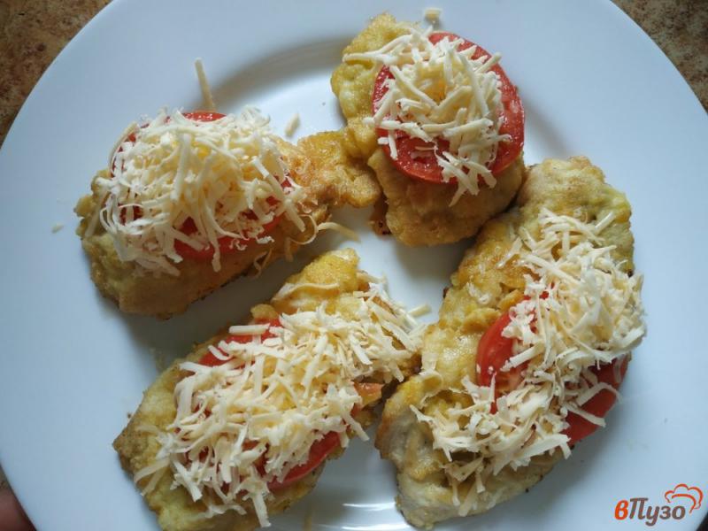 Фото приготовление рецепта: Куриные отбивные с помидорами и сыром шаг №7