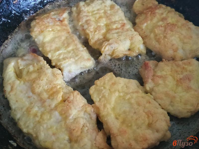Фото приготовление рецепта: Куриные отбивные с помидорами и сыром шаг №4