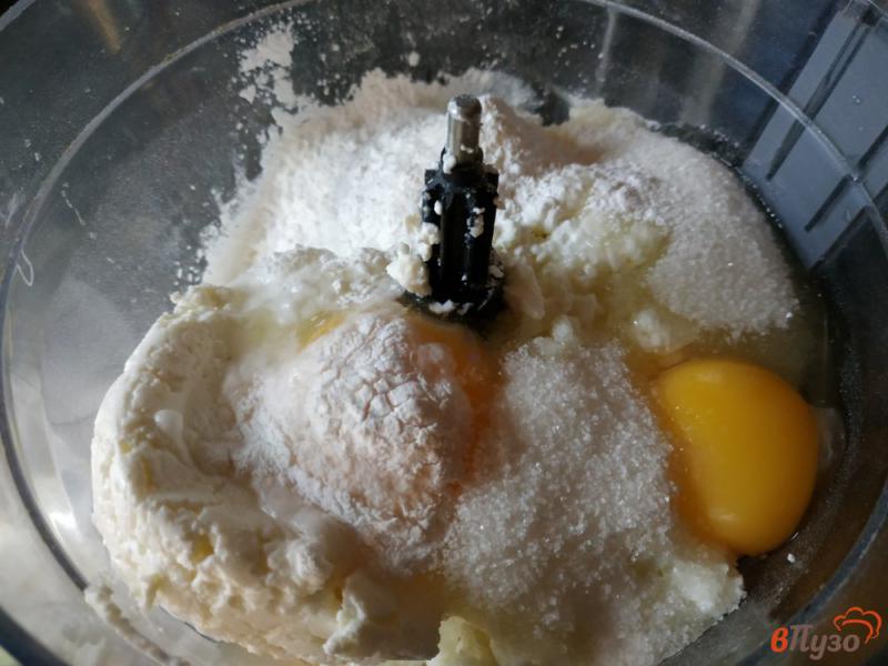 Фото приготовление рецепта: Творожная запеканка с бананом шаг №3