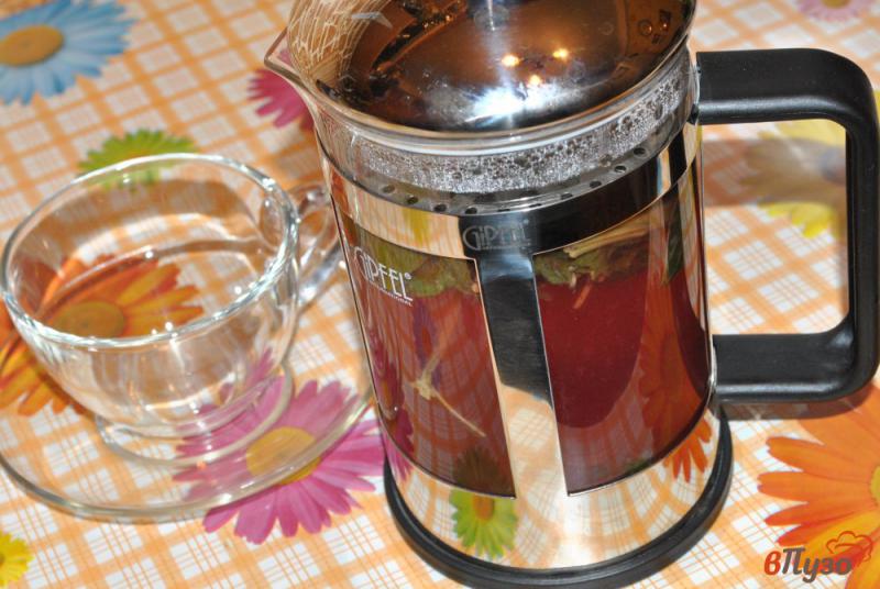 Фото приготовление рецепта: Мятный чай с малиной шаг №3