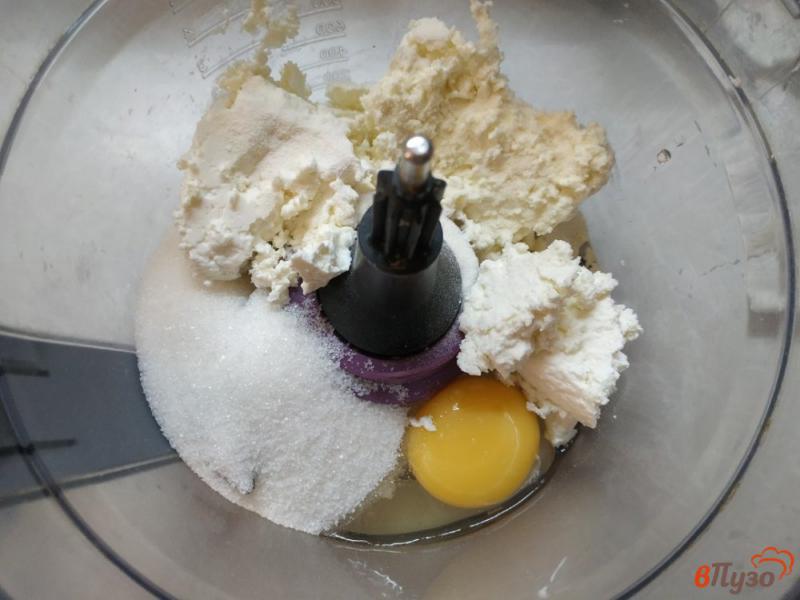 Фото приготовление рецепта: Пирог с клубникой и творожными шариками шаг №7