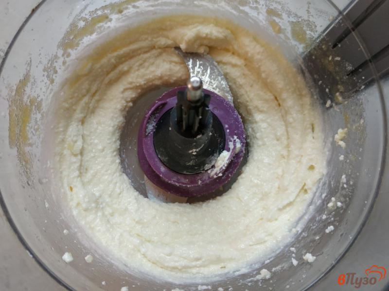 Фото приготовление рецепта: Пирог с клубникой и творожными шариками шаг №8