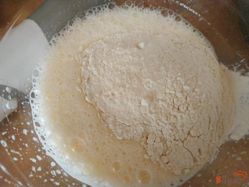 Фото приготовление рецепта: Пирог с клубникой и творожными шариками шаг №4