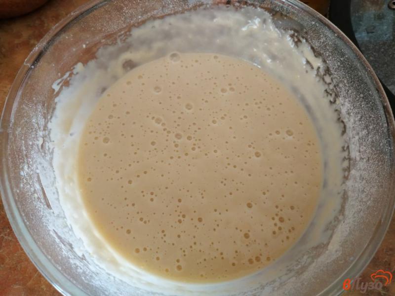 Фото приготовление рецепта: Пирог с клубникой и творожными шариками шаг №5