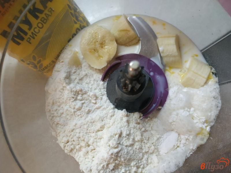 Фото приготовление рецепта: Банановые панкейки с рисовой мукой шаг №2