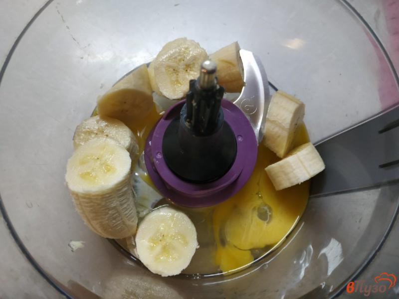 Фото приготовление рецепта: Банановые панкейки с рисовой мукой шаг №1