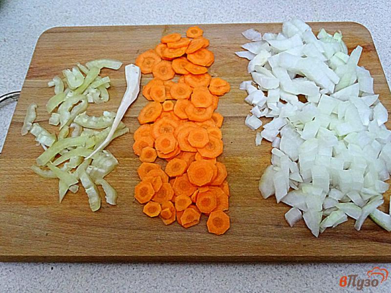 Фото приготовление рецепта: Зелёный борщ со щавелем и томатом шаг №1