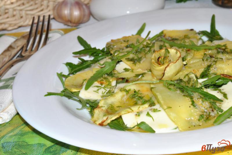 Фото приготовление рецепта: Салат с цуккини гриль и моцареллой шаг №5
