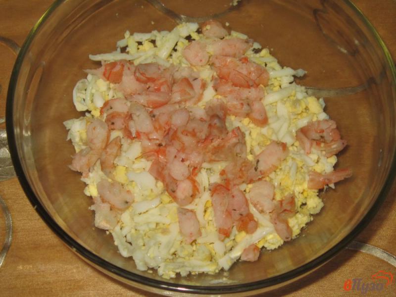 Фото приготовление рецепта: Паштет из креветок с сыром и яйцом  на завтрак шаг №2