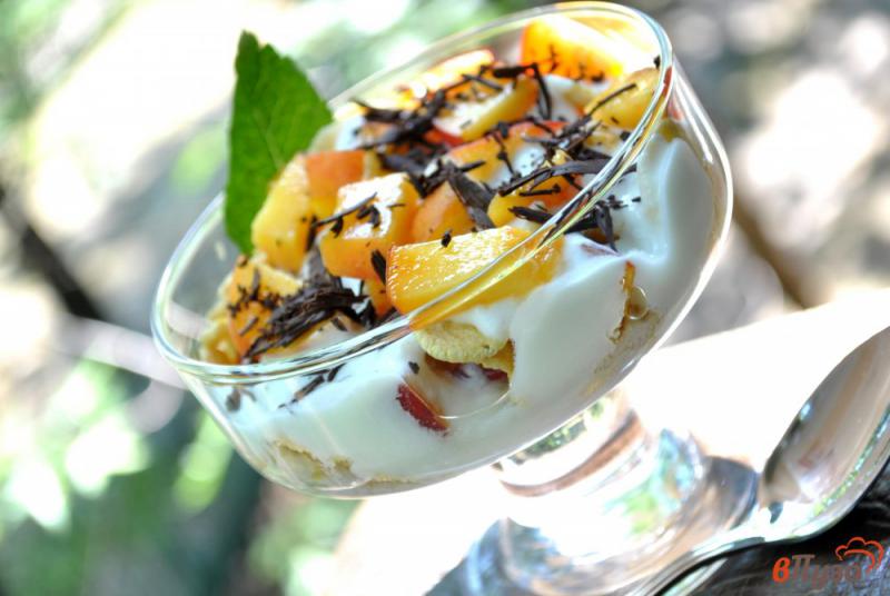Фото приготовление рецепта: Йогуртовый десерт с нектаринами и кукурузными хлопьями шаг №4
