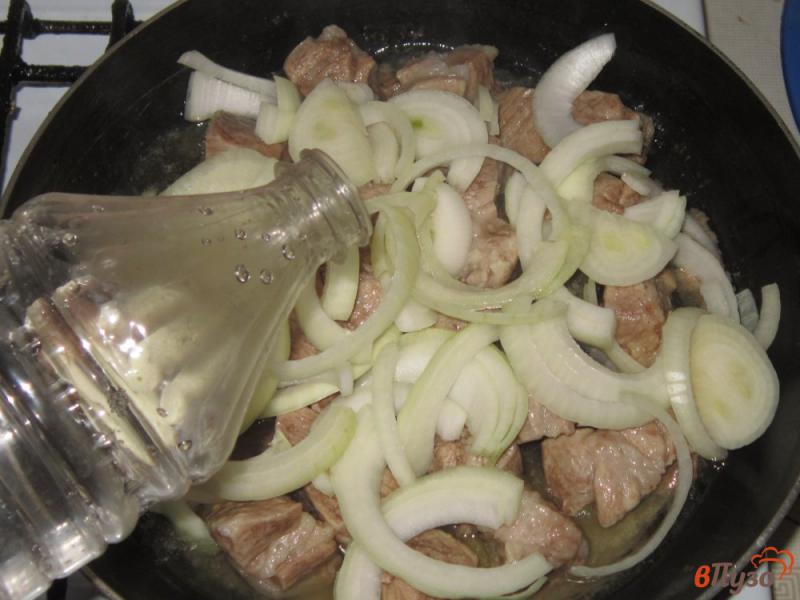 Фото приготовление рецепта: Свинина тушеная с луком и адыгейской солью шаг №3