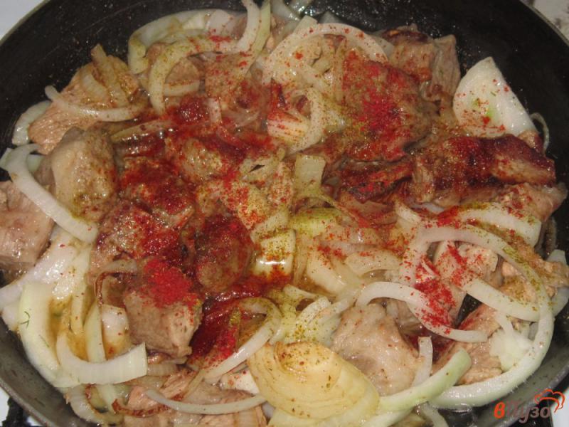 Фото приготовление рецепта: Свинина тушеная с луком и адыгейской солью шаг №5