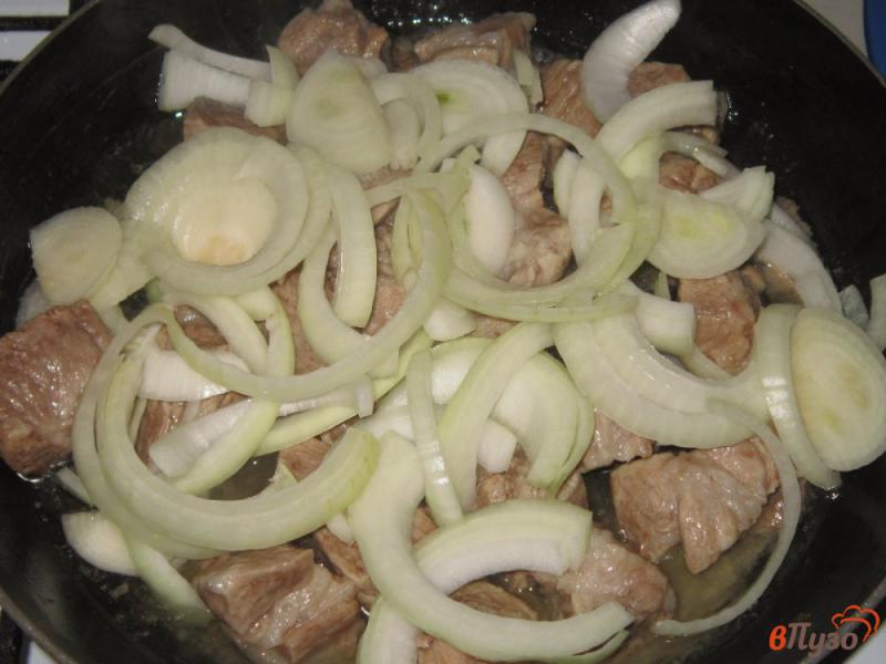 Фото приготовление рецепта: Свинина тушеная с луком и адыгейской солью шаг №2