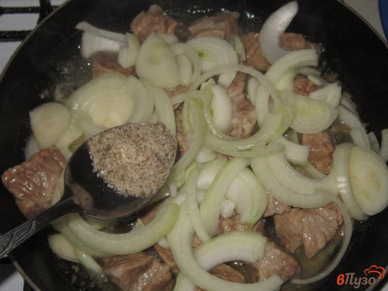 Фото приготовление рецепта: Свинина тушеная с луком и адыгейской солью шаг №4