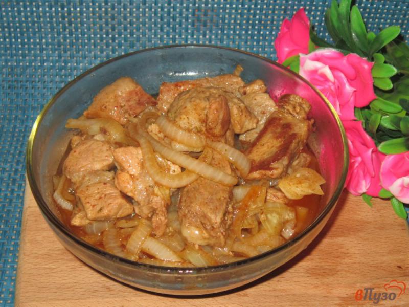 Фото приготовление рецепта: Свинина тушеная с луком и адыгейской солью шаг №6
