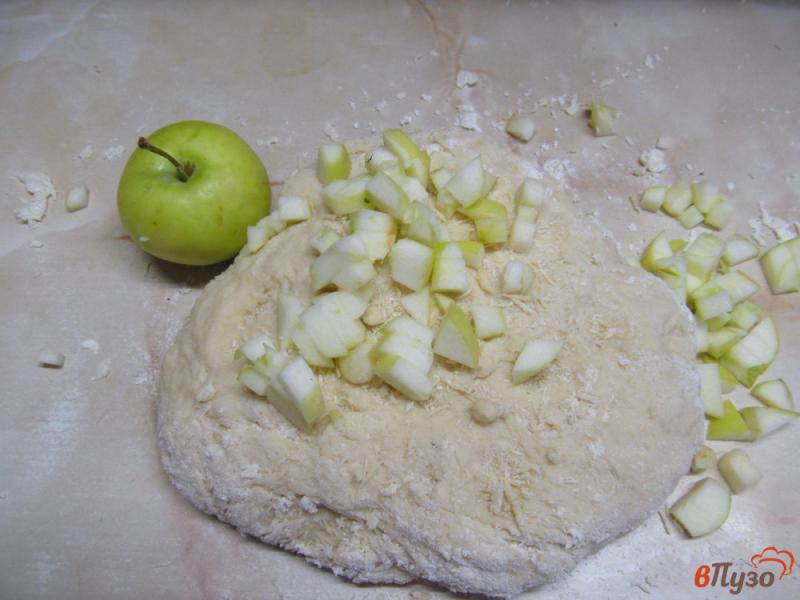 Фото приготовление рецепта: Булочки с яблоком шаг №5