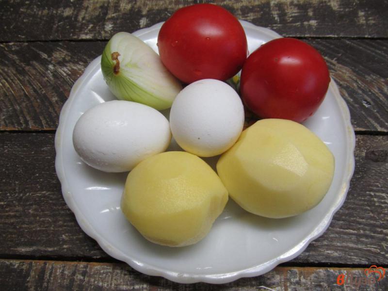 Фото приготовление рецепта: Домашняя сельская еда из картофеля с помидором и яйцом шаг №1