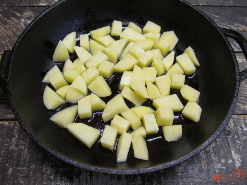 Фото приготовление рецепта: Домашняя сельская еда из картофеля с помидором и яйцом шаг №2