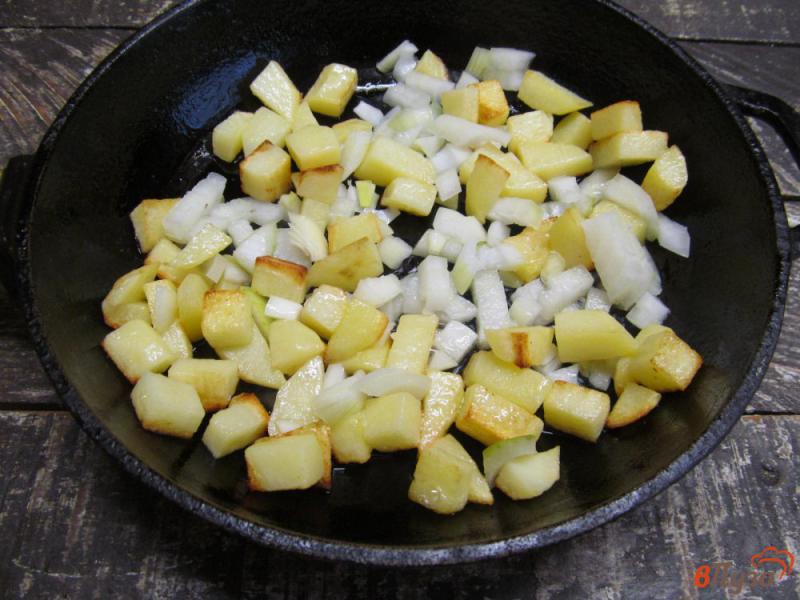 Фото приготовление рецепта: Домашняя сельская еда из картофеля с помидором и яйцом шаг №3