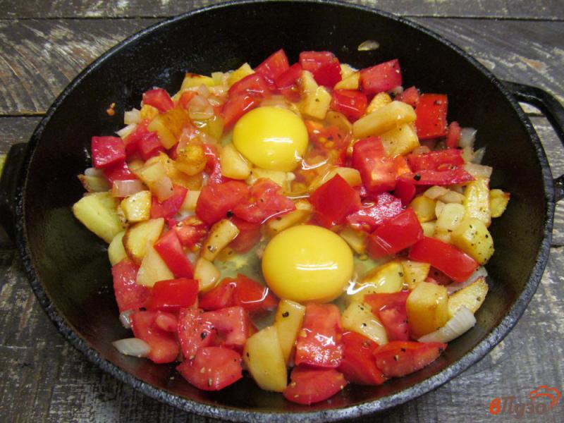 Фото приготовление рецепта: Домашняя сельская еда из картофеля с помидором и яйцом шаг №5