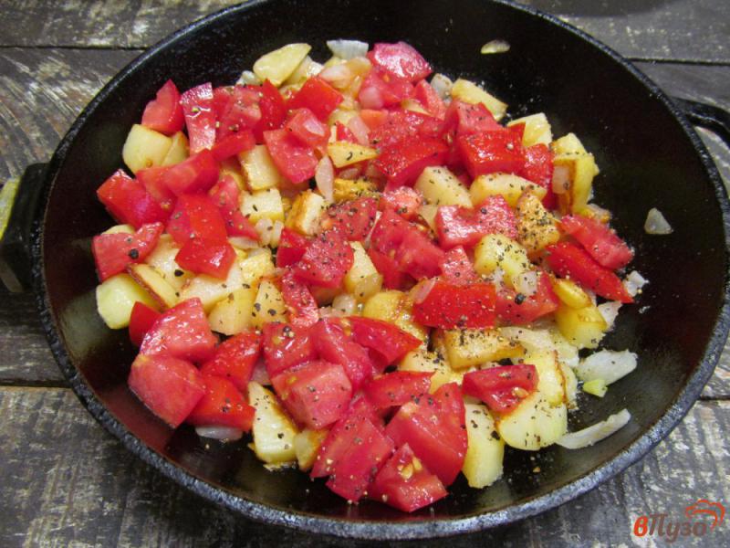 Фото приготовление рецепта: Домашняя сельская еда из картофеля с помидором и яйцом шаг №4