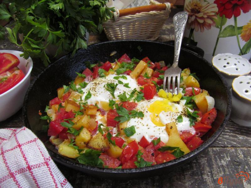 Фото приготовление рецепта: Домашняя сельская еда из картофеля с помидором и яйцом шаг №6
